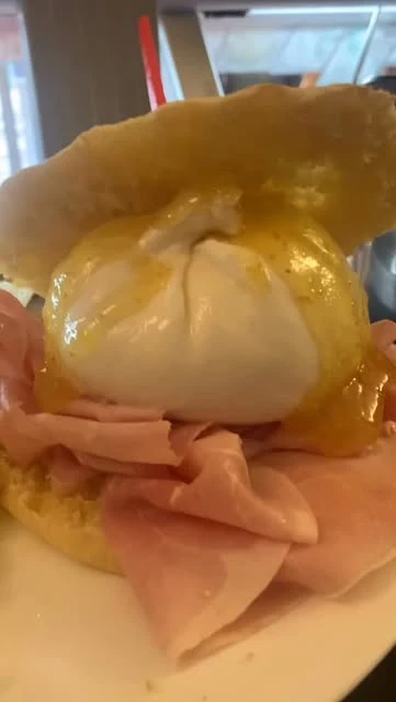 Panino con burrata e salumi