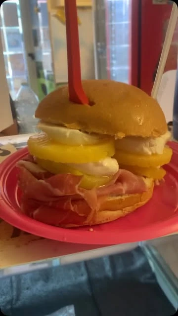 Panino con salumi, formaggio fresco e verdure